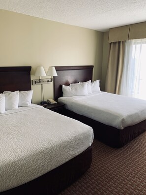 Suite, varias camas, no fumadores | 1 dormitorio, escritorio, cortinas opacas