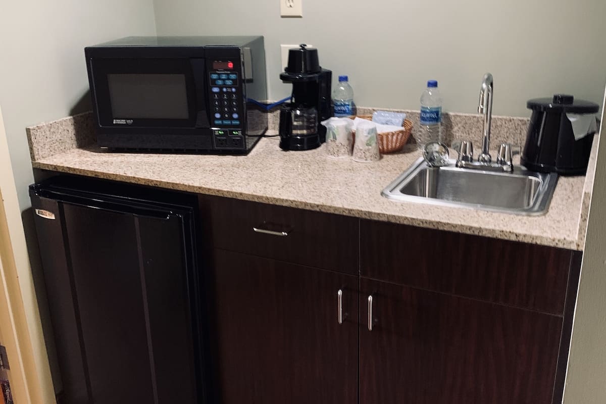 microwave, coffee/tea maker