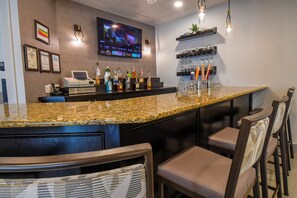 Serves lunch, dinner and happy hour
