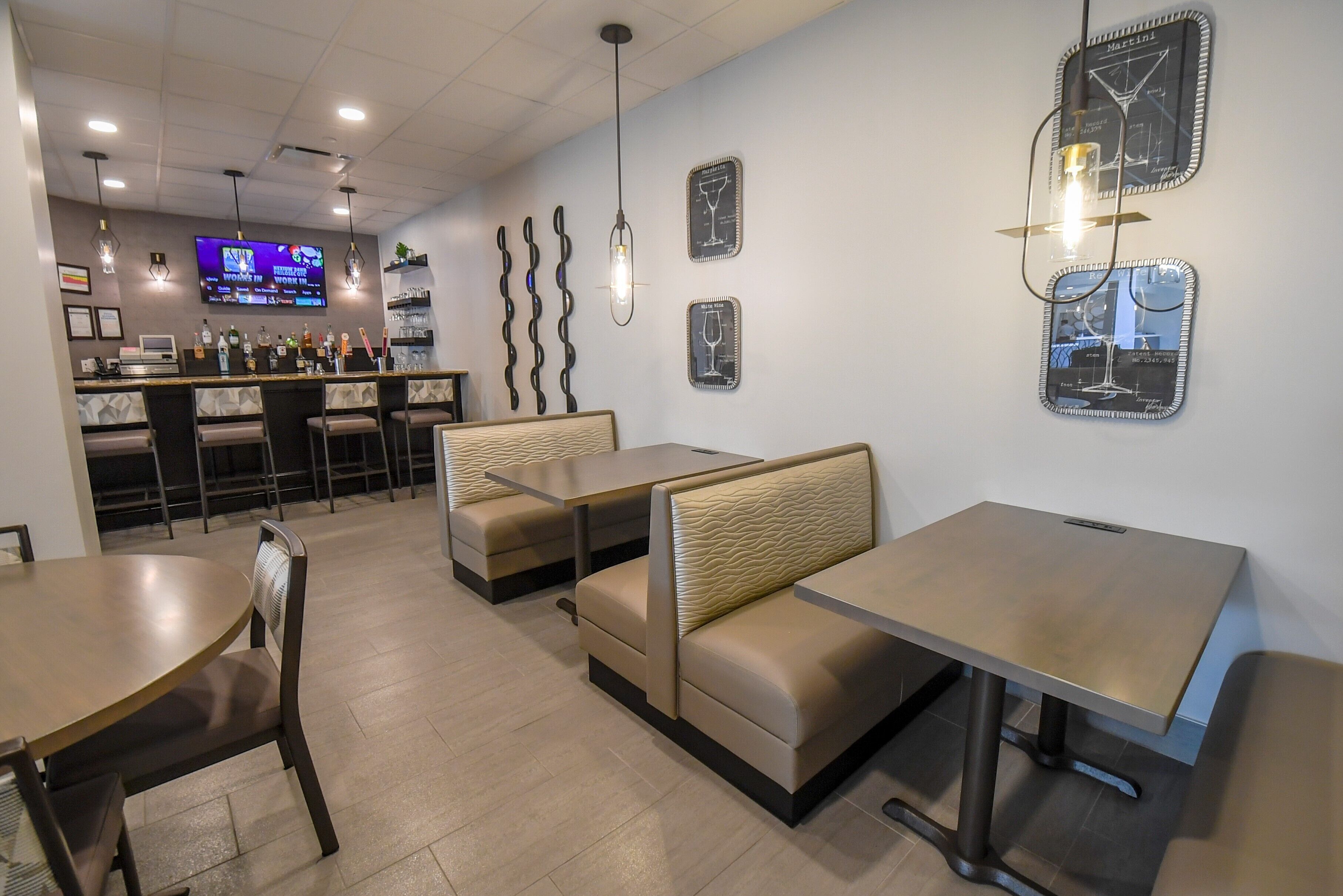 serves lunch, dinner and happy hour