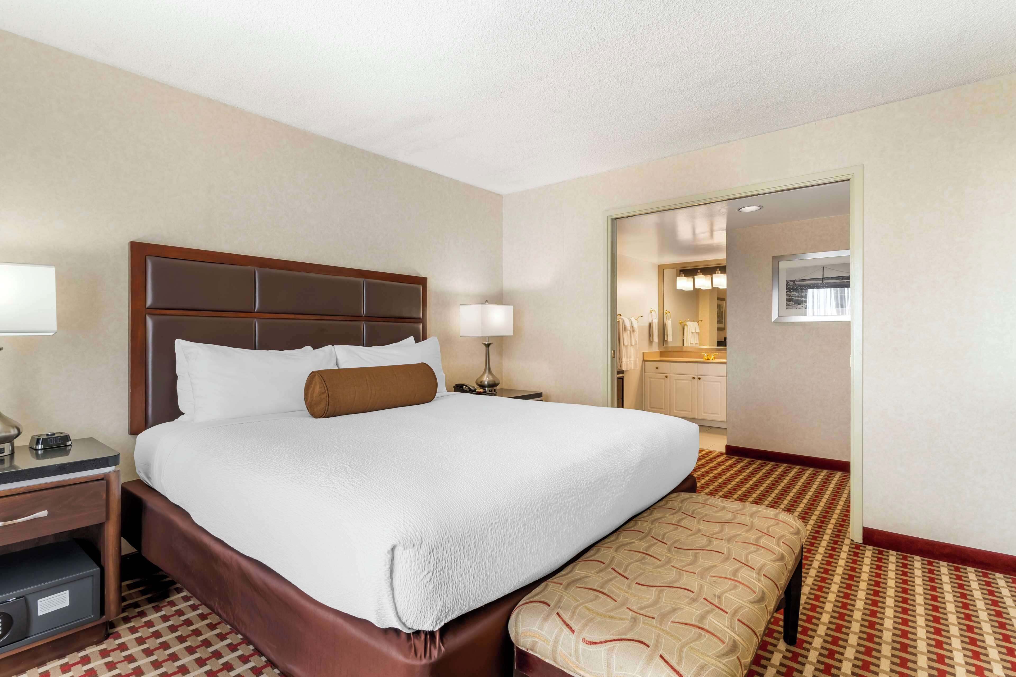 suite, 1 king bed, non smoking | 1 bedroom, in-room safe, individually decorated, individually furnished