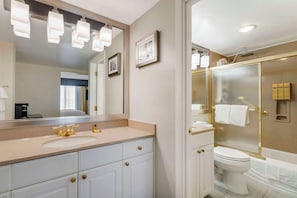Combined shower/tub, free toiletries, hair dryer, towels