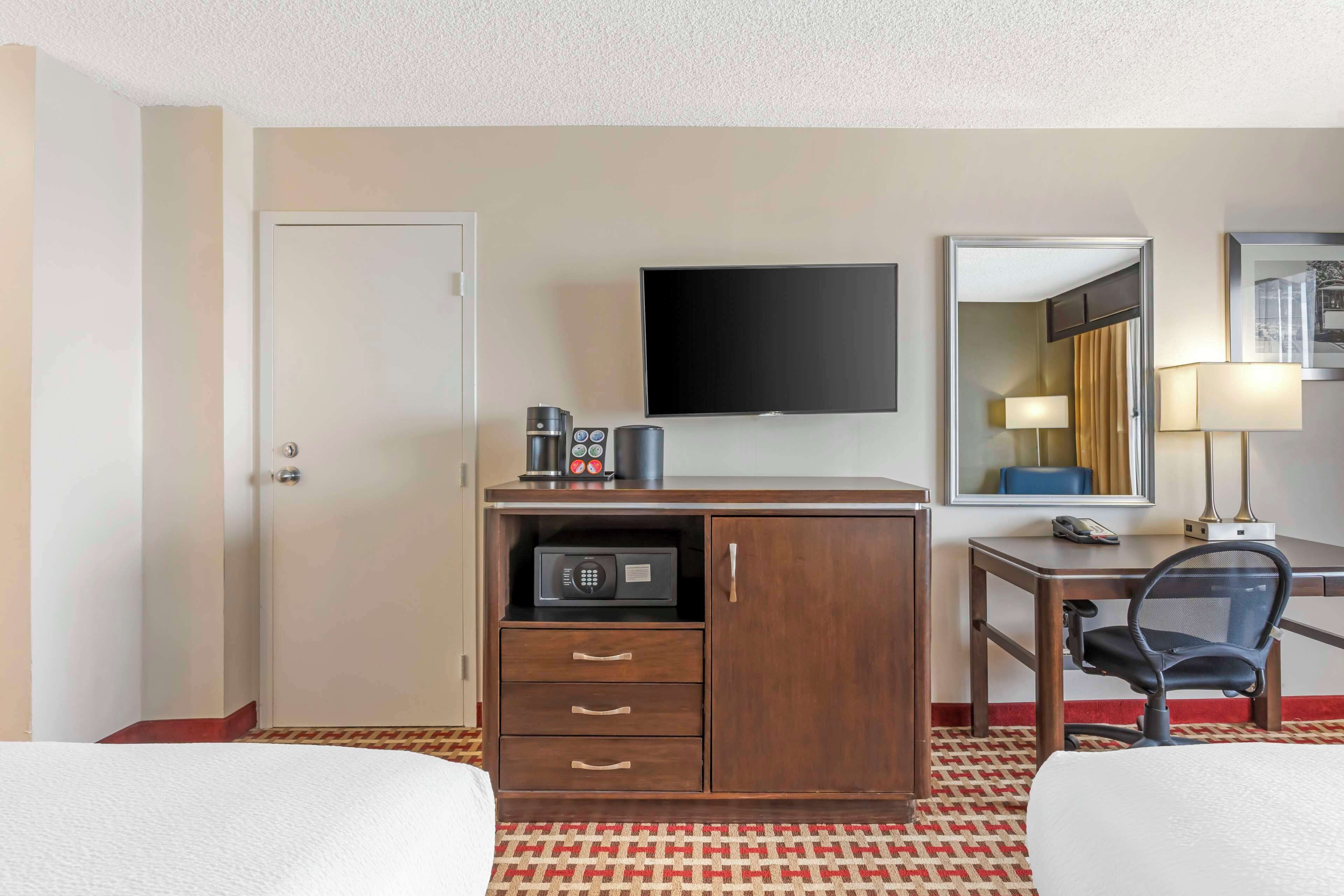 1 bedroom, in-room safe, individually decorated, individually furnished