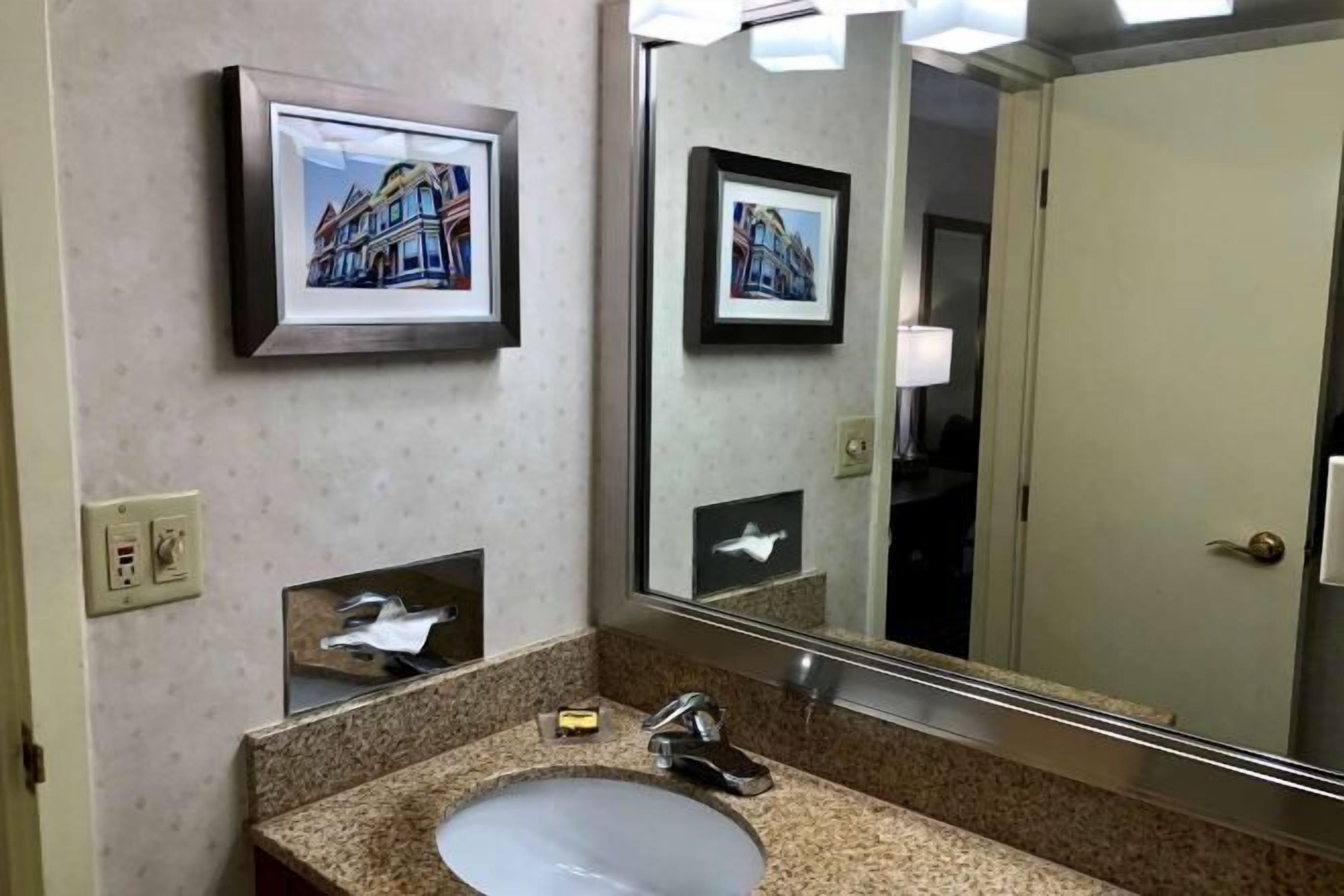 Combined shower/bathtub, free toiletries, hair dryer, towels