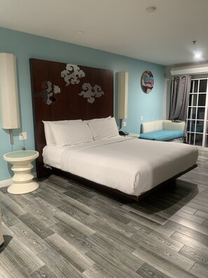 King Spa Suite w/ Private Balcony | Desk, laptop workspace, iron/ironing board, bed sheets - The Wave Manhattan Beach (Manhattan Beach)
