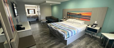 Kamer, 1 kingsize bed | Een bureau, een laptopwerkplek, een strijkplank/strijkijzer, beddengoed