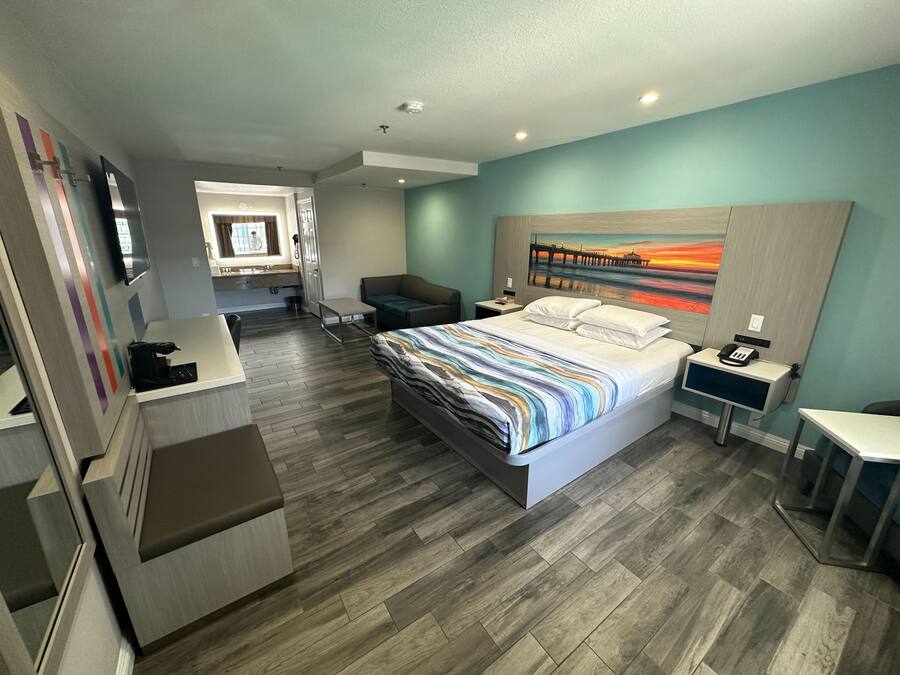 King Room with Sofa | Desk, laptop workspace, iron/ironing board, bed sheets