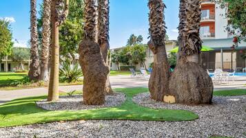 Deluxe Room, 1 King Bed | Desk, laptop workspace, iron/ironing board, free WiFi