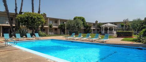 室外游泳池,日光浴躺椅