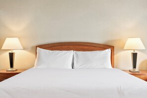 Desk, laptop workspace, iron/ironing board, free WiFi - Golden Sails Hotel (Long Beach)
