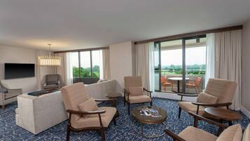 Executive Suite | Premium bedding, pillowtop beds, in-room safe, desk