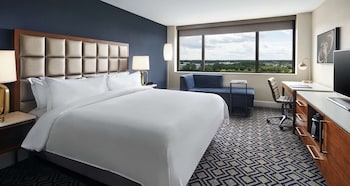 Room, 1 King Bed | Premium bedding, pillowtop beds, in-room safe, desk at Hilton Chicago/Oak Brook Hills Resort & Conference Center