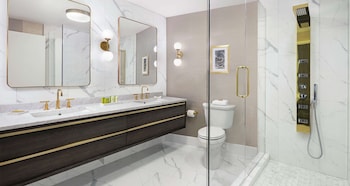 Presidential Suite | Bathroom | Combined shower/tub, free toiletries, hair dryer, towels at Hilton Chicago/Oak Brook Hills Resort & Conference Center