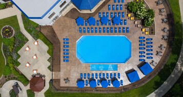 Una piscina techada, una piscina al aire libre de temporada, sombrillas