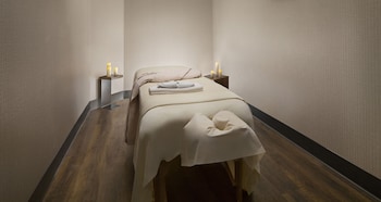 Couples treatment rooms, body treatments, facials at Hilton Chicago/Oak Brook Hills Resort & Conference Center
