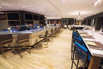 2 bars/lounges