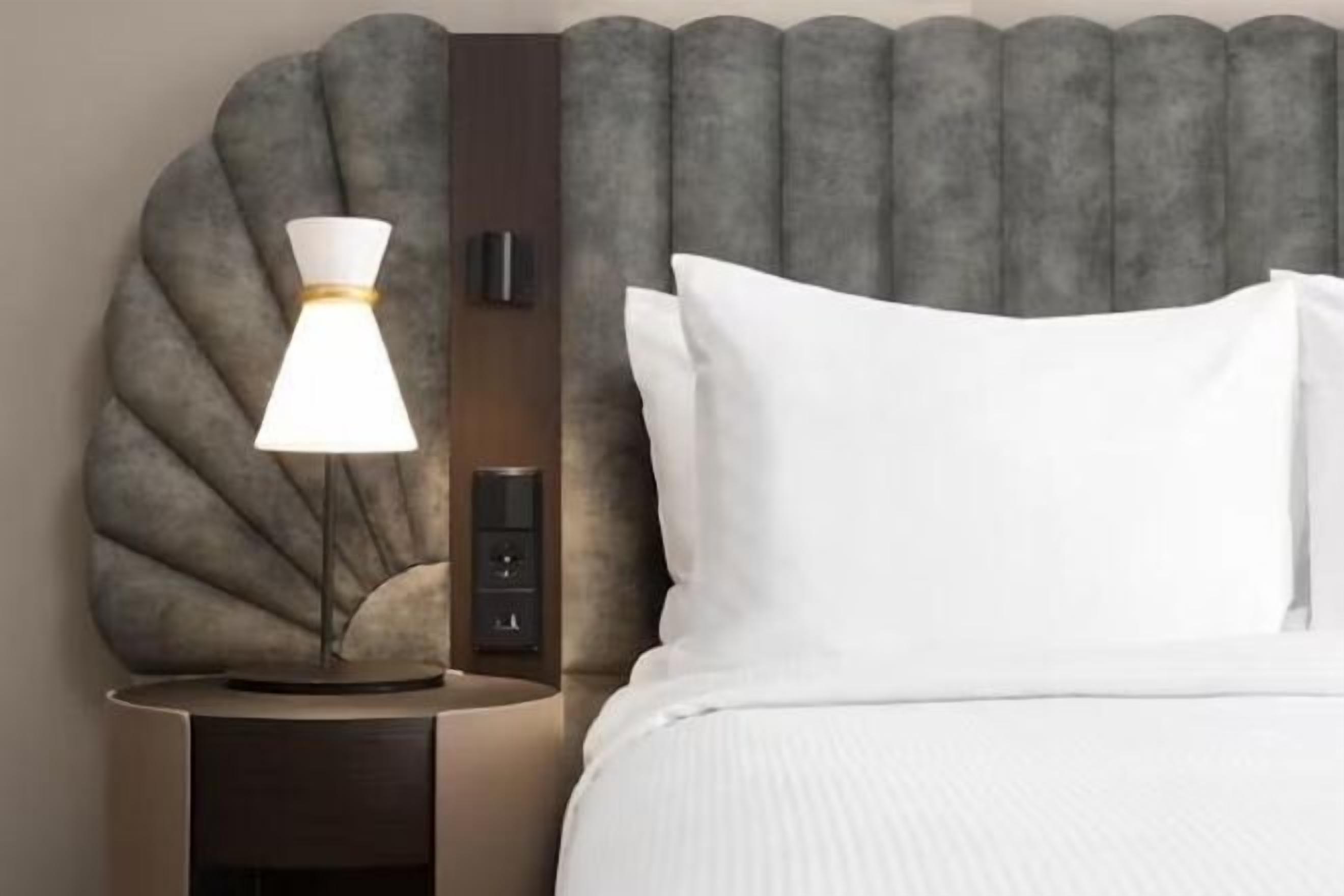 Zimmersafe, Schreibtisch, Bügeleisen/Bügelbrett, kostenlose Babybetten