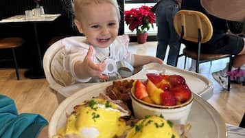 Breakfast, lunch and brunch served