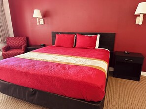 Escritorio, espacio para trabajar con laptop y cortinas blackout 