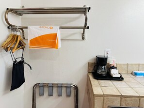 Zimmer, 1 King-Bett, barrierefrei, Nichtraucher | Badezimmer | Duschwanne, kostenlose Toilettenartikel, Haartrockner, Handtücher