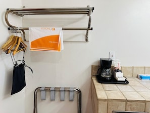 Zimmer, 1 King-Bett, barrierefrei, Nichtraucher | Badezimmer | Duschwanne, kostenlose Toilettenartikel, Haartrockner, Handtücher