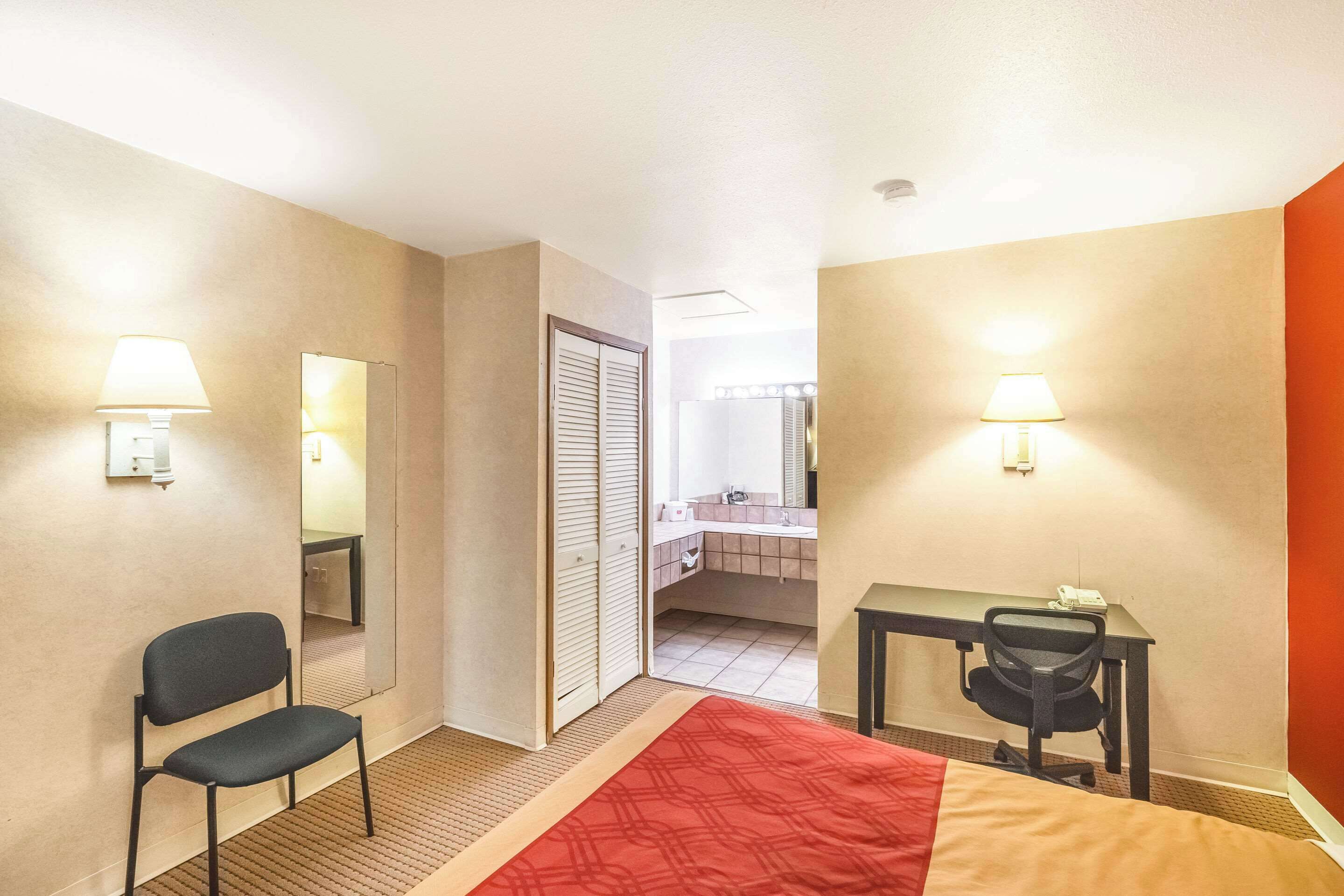 Standardzimmer, 2 Queen-Betten, Nichtraucher | Schreibtisch, laptopgeeigneter Arbeitsplatz, Verdunkelungsvorhänge