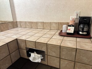 Ensemble douche/baignoire, articles de toilette gratuits, sèche-cheveux