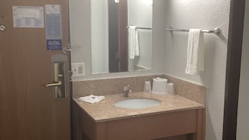 Combined shower/tub, towels