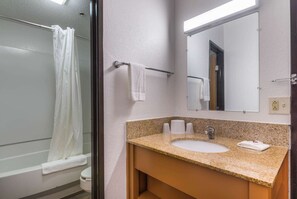 Combined shower/bathtub, towels - Motel 6 Bridgeview, IL (Bridgeview)
