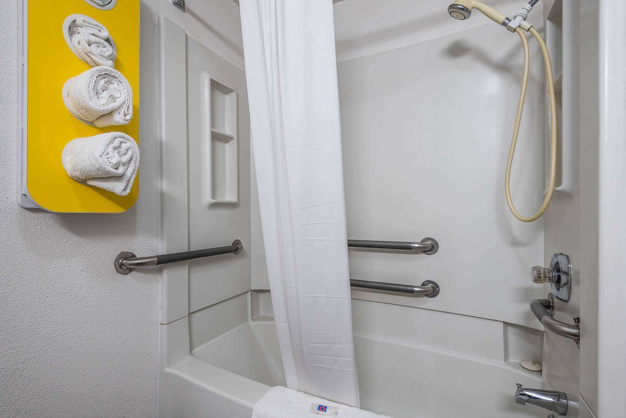 Combined shower/tub, towels
