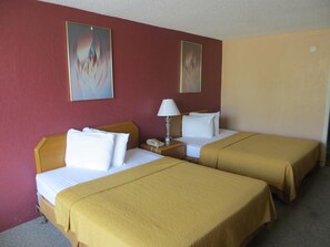 Escritorio, wifi gratis, ropa de cama