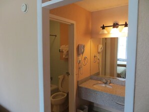 Suihku, ilmaiset hygieniatuotteet, pyyhkeet