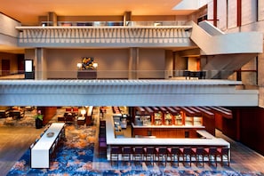 2 bars/lounges, cocktail bar