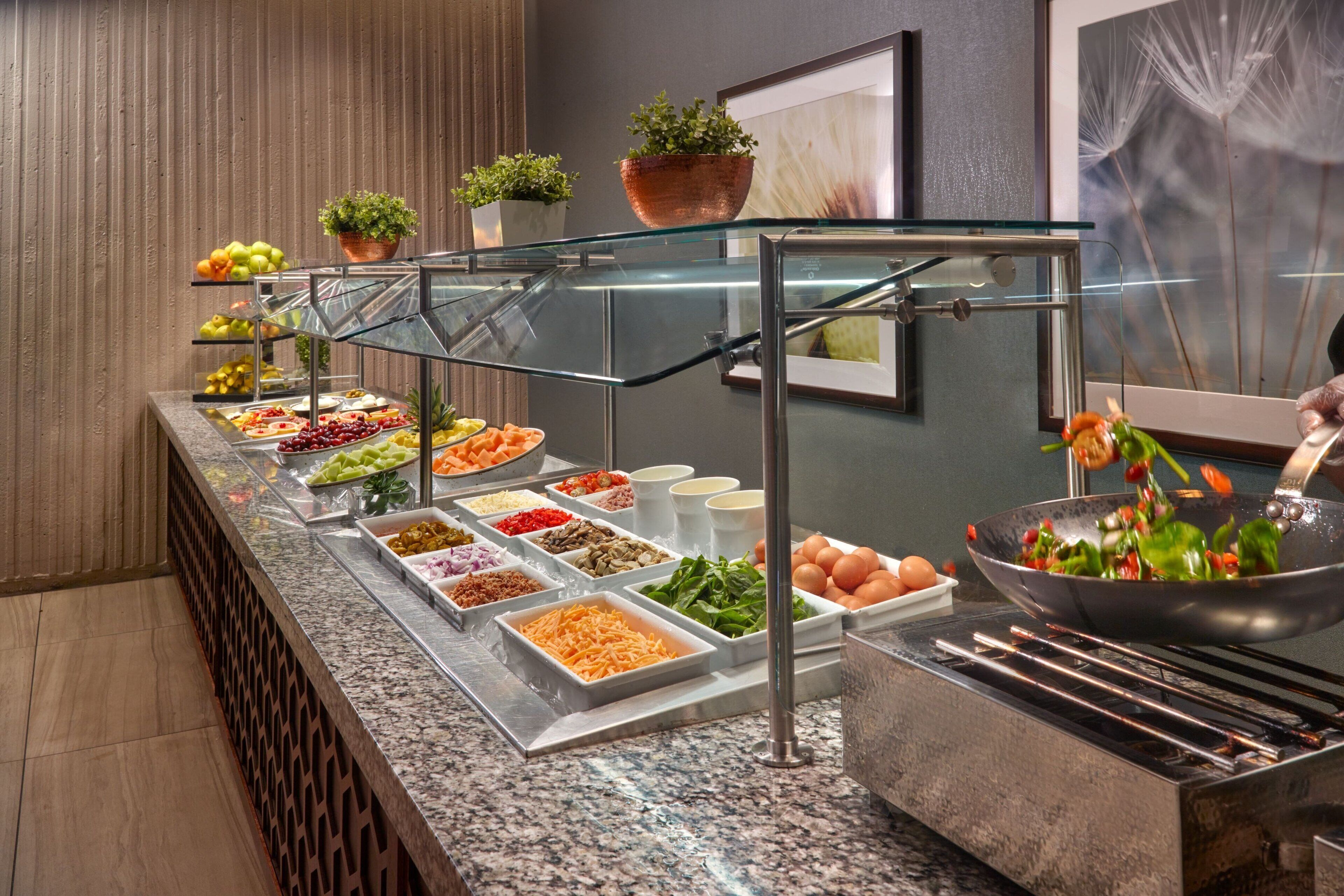 Un buffet proposant une variété de plats et un bar à salades.