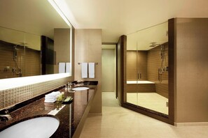 Kostenlose Toilettenartikel, Haartrockner, Bademäntel, Handtücher
