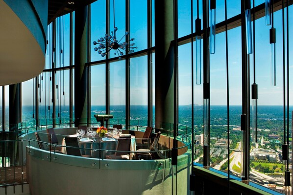 2 bars/lounges, cocktail bar
