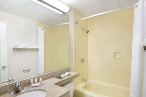 Combined shower/tub, free toiletries, hair dryer, towels