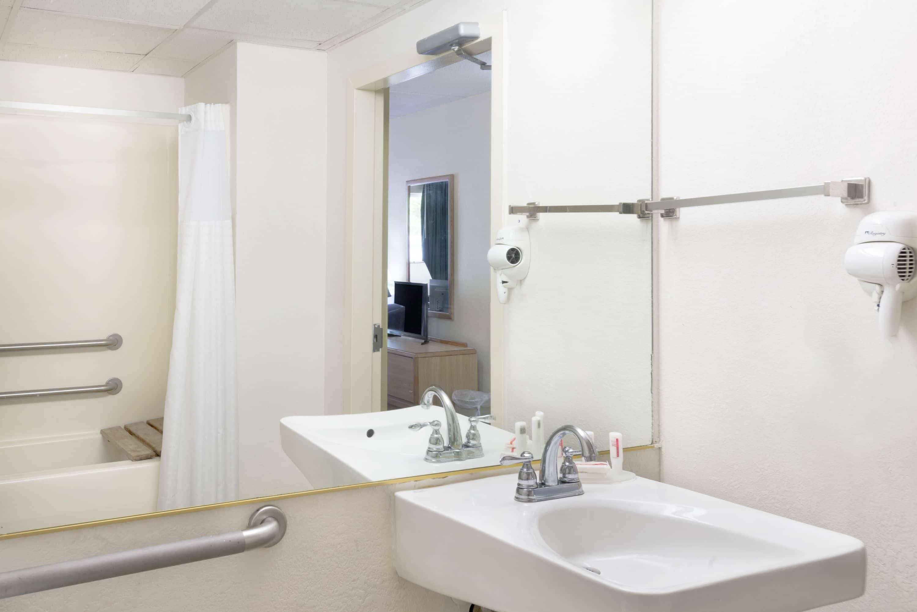 Tina con regadera, amenidades de baño gratuitas, secadora de cabello 