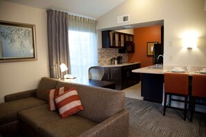 Suite, 1 Queen-Bett und Schlafsofa (One Bedroom) | Hochwertige Bettwaren, Schreibtisch, laptopgeeigneter Arbeitsplatz