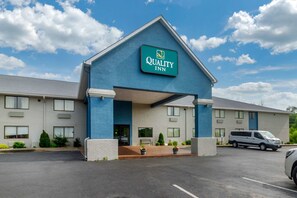 A Quality Inn hotel with a blue facade, a covered entrance, and a parking lot. - Quality Inn Danville (Danville)