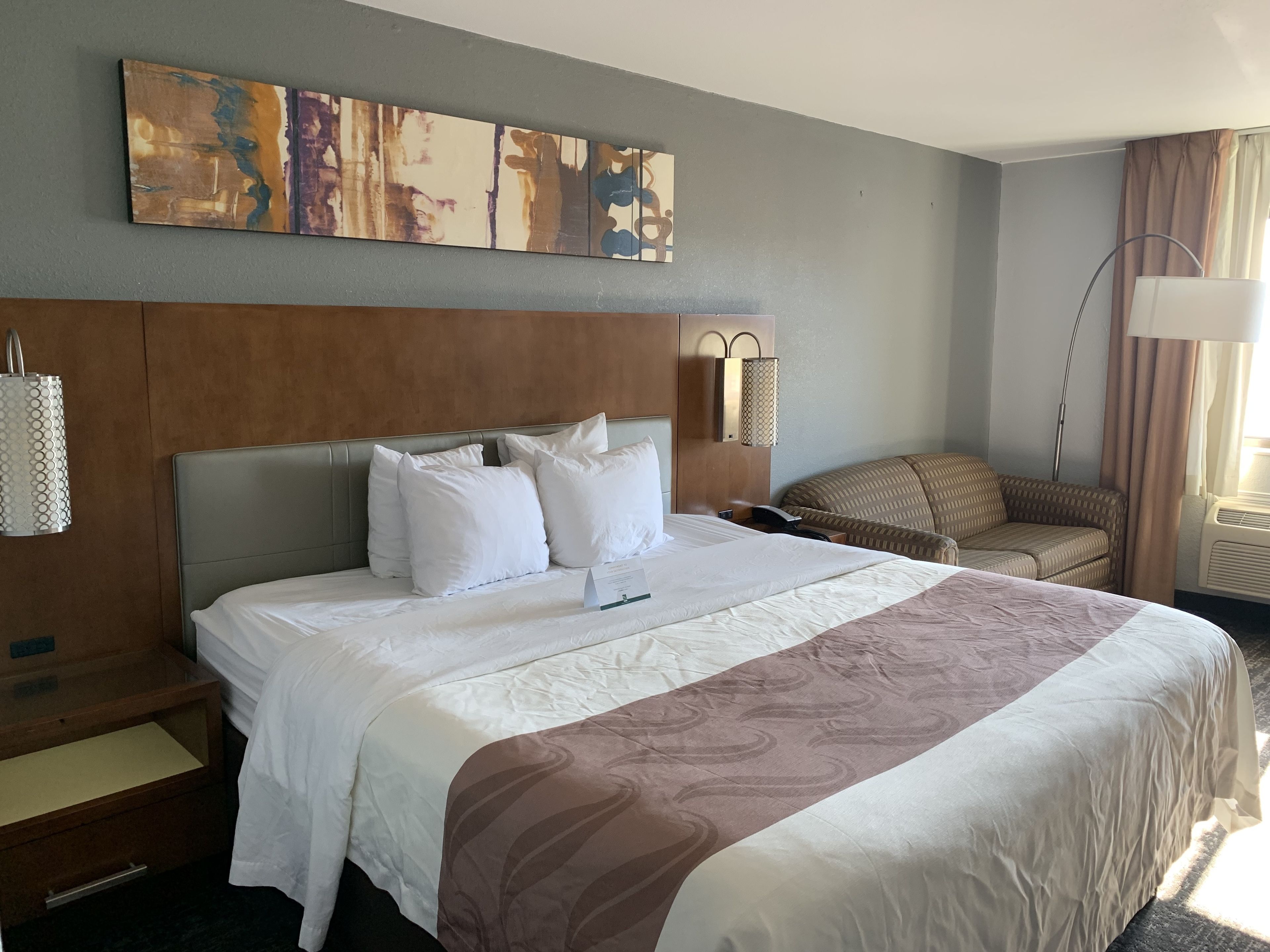 客房, 1 張特大雙人床, 非吸煙房 | 書桌、遮光窗簾/窗簾、熨斗/熨衫板、免費嬰兒床