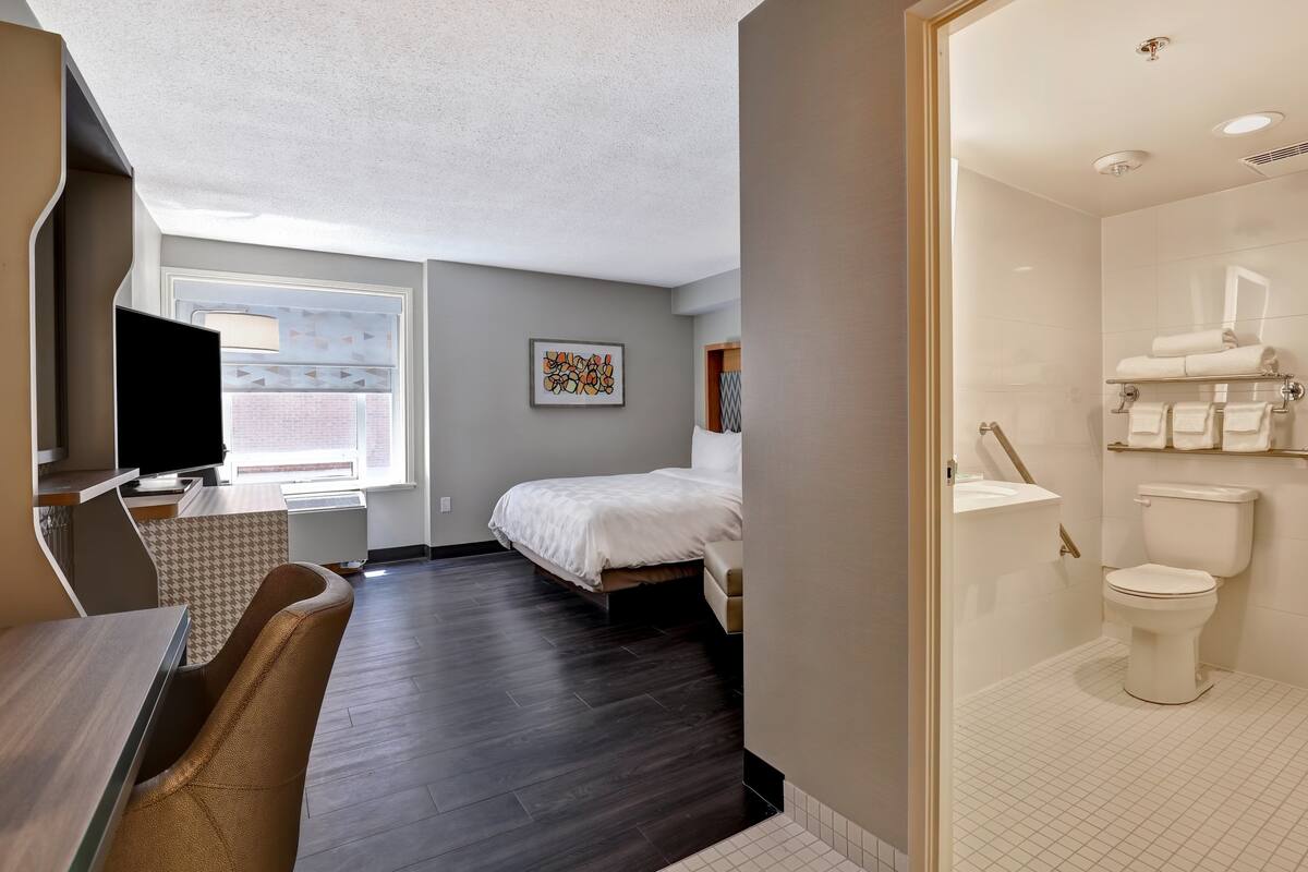 Standard Room, 1 Queen Bed, Accessible (Communications, Roll-In Shower) | 1 bedroom, premium bedding, pillow-top beds, in-room safe
