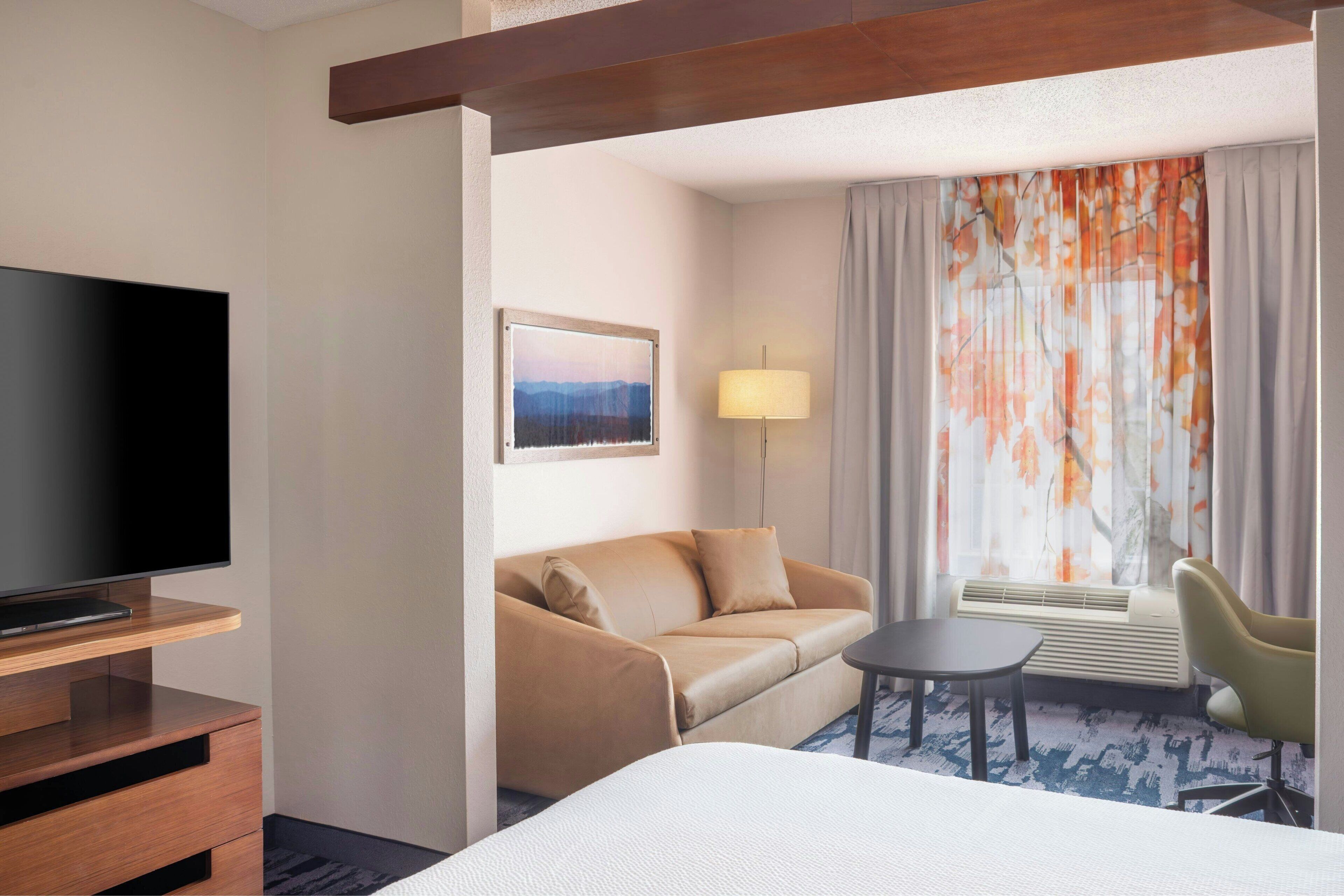 جناح - سرير ملكي مع أريكة سرير | مكتب وستائر تعتيم ومكواة/لوح كي وأسرّة أطفال/رضّع (مجانًا)