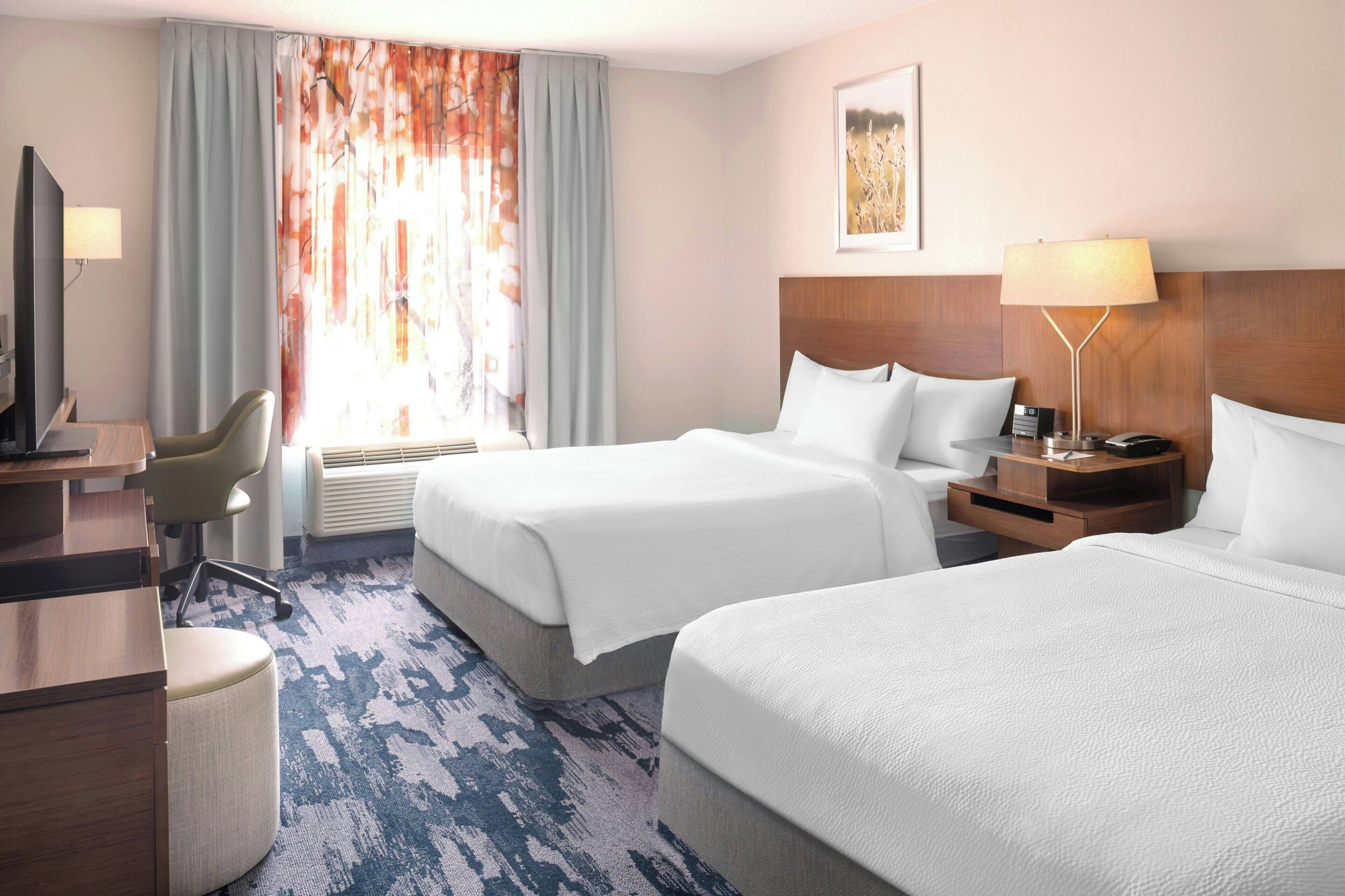 غرفة - سريران كبيران | مكتب وستائر تعتيم ومكواة/لوح كي وأسرّة أطفال/رضّع (مجانًا)