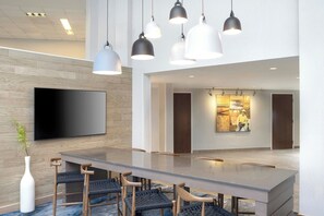 Lobby - Fairfield Inn & Suites by Marriott Cape Cod Hyannis (Hyannis)