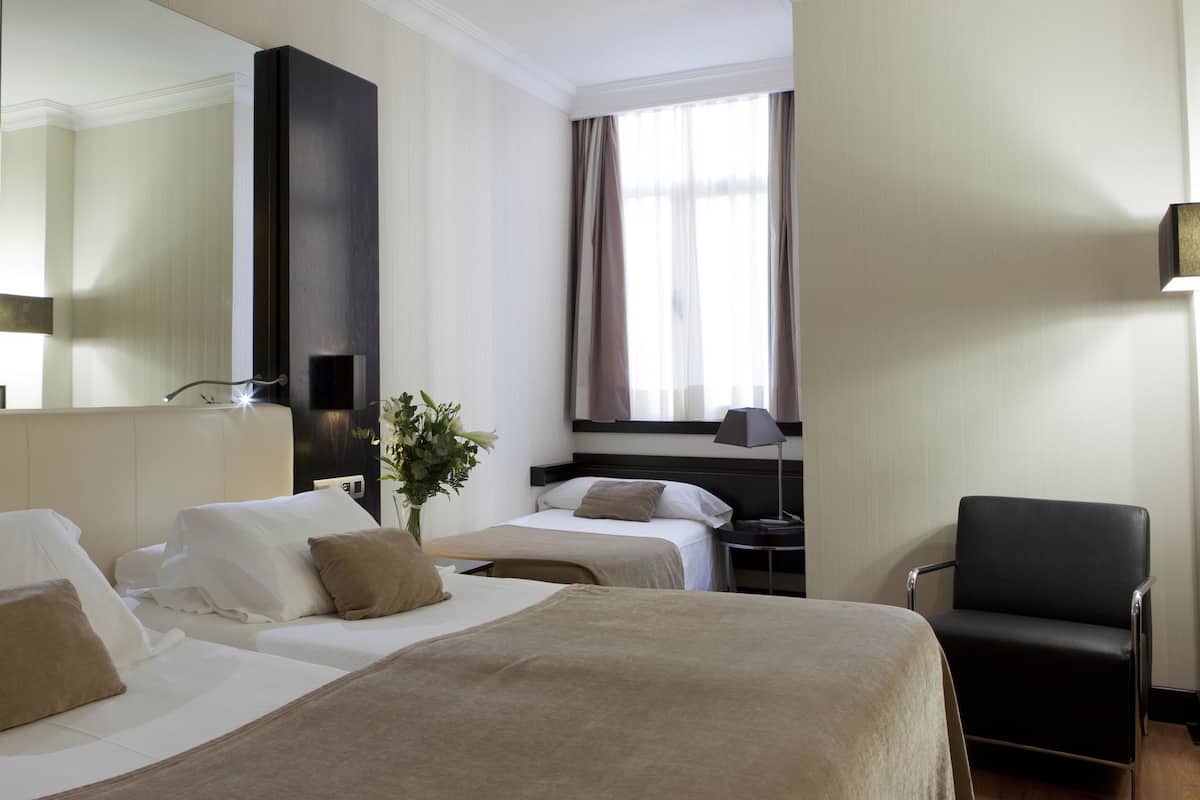 1 dormitorio, minibar, caja fuerte y escritorio