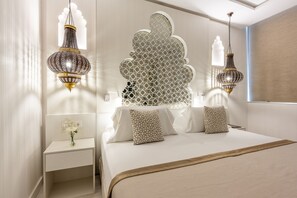 Deluxe Double Room | Minibar, in-room safe, desk, laptop workspace - Saray Hotel (Granada)