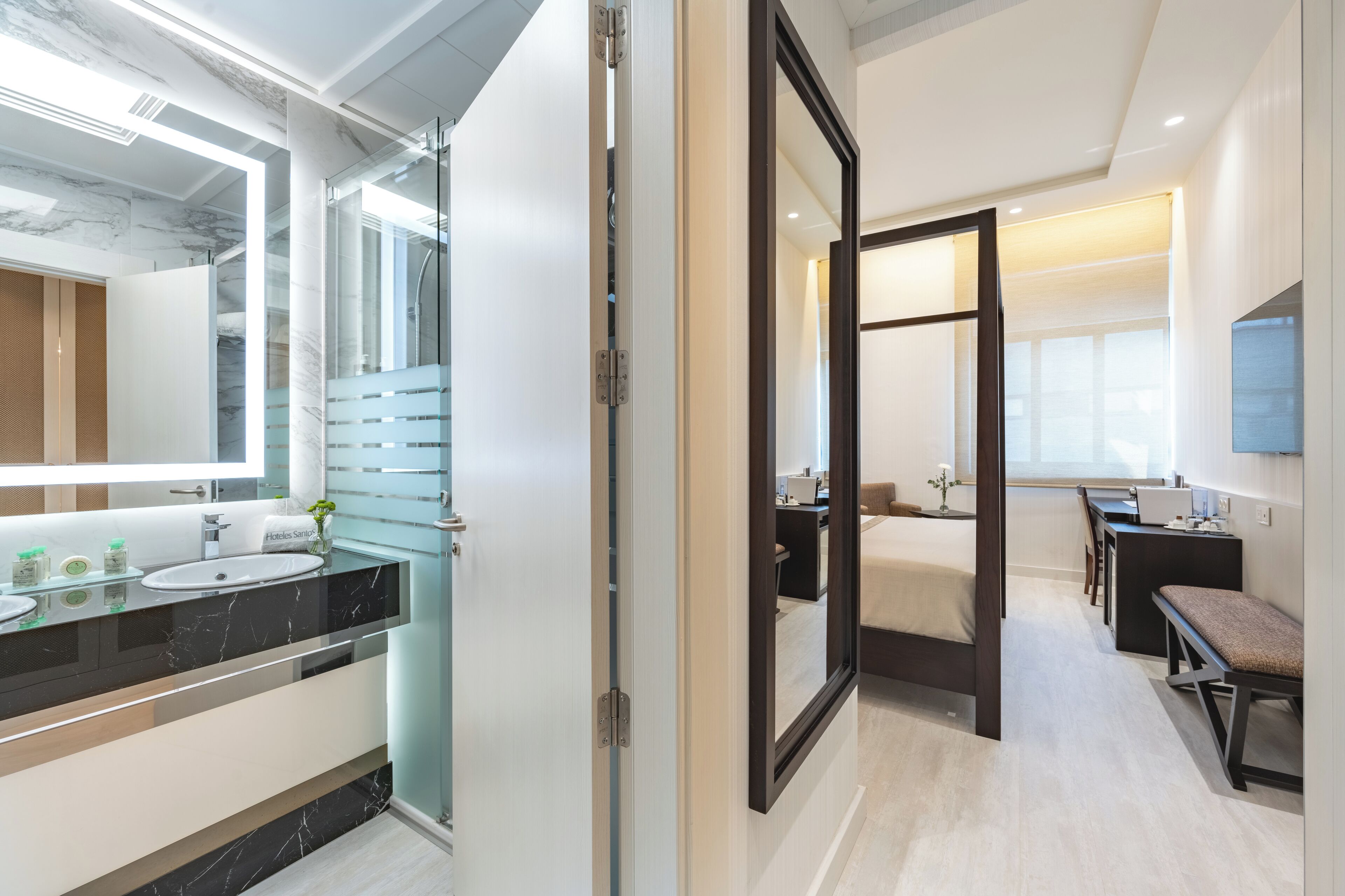 deluxe double room | 1 bedroom, minibar, in-room safe, desk