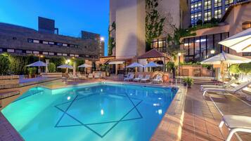 Una piscina al aire libre de temporada