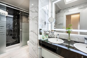 Shower, free toiletries, hair dryer, towels - Saray Hotel (Granada)